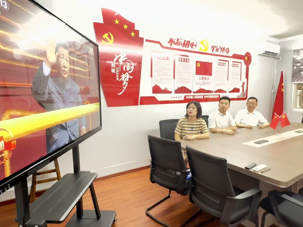 重庆市国际国内公共关系协会组织观看抗战胜利80周年纪念活动